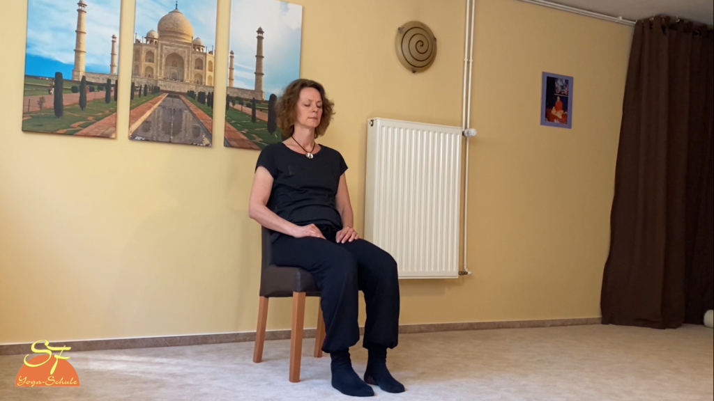 Susanne Fuchs beim Meditieren auf dem Stuhl